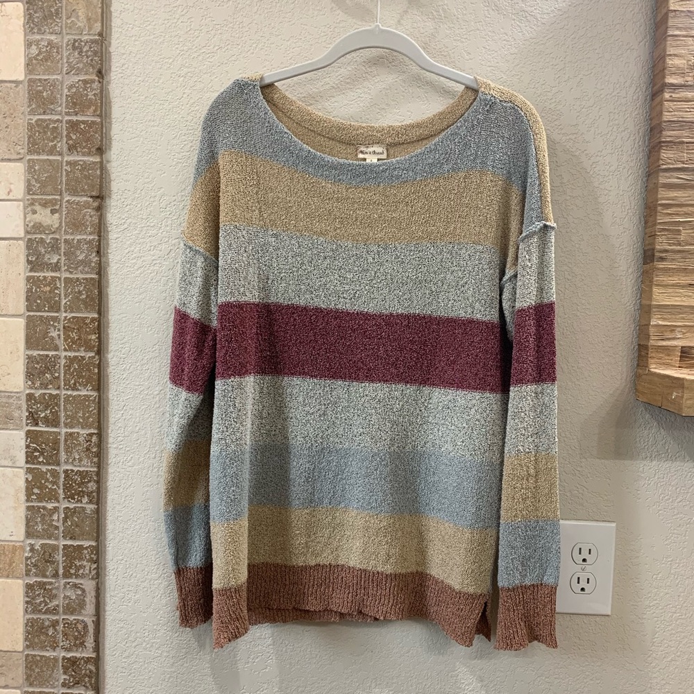 SOLD Hem & Thread Women’s Light Sweater